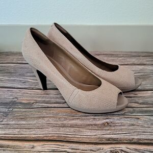 Elegant Peep-Toe Heels in Tan Womens CLARKS Size 7.5